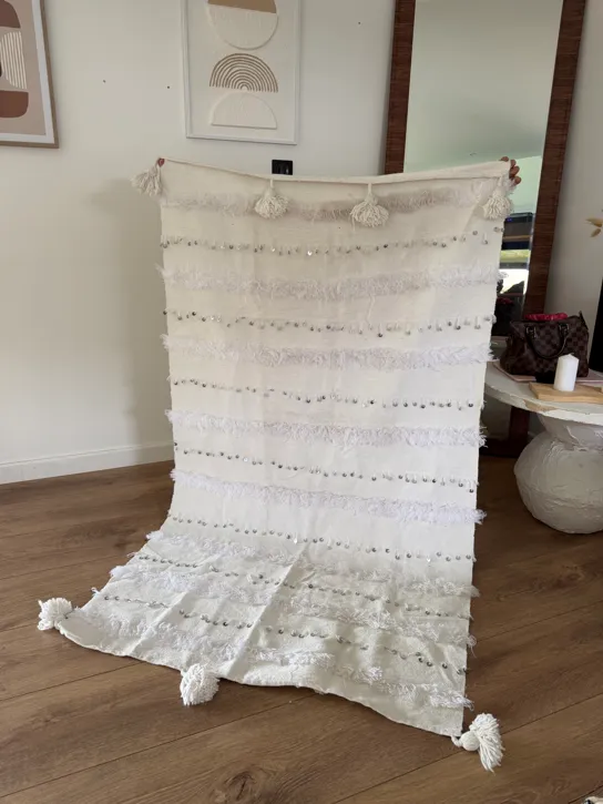 Diyara Artisanat Plaid berbère écru à franges, pompons et sequins 3.webp