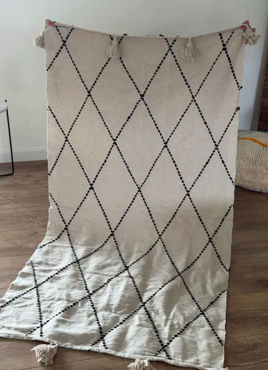 Diyara Artisanat Plaid écru à losanges noirs et pompons 3.webp