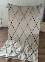 Diyara Artisanat Plaid écru à losanges noirs et pompons 3.webp