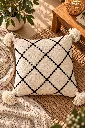 Diyara Artisanat Housse de coussin berbère écrue à losanges noirs 4.webp