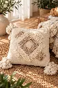 Diyara Artisanat Housse de coussin écrue à motif losange tufté beige 1.webp