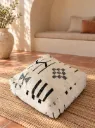 Pouf en Laine et Coton Écru à Motifs Graphiques Noirs